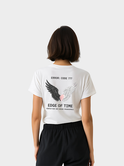 Vyfinity Edge of Time T-Shirt in Weiß, Rückseite. Künstlerischer Print mit schwarzen und weißen Engelsflügeln, einem rosa Herz in der Mitte und den Schriftzügen „Error: Code 777“, „Edge of Time“ und „Perfection was never programmed“. Moderner Oversize-Streetwear Look.