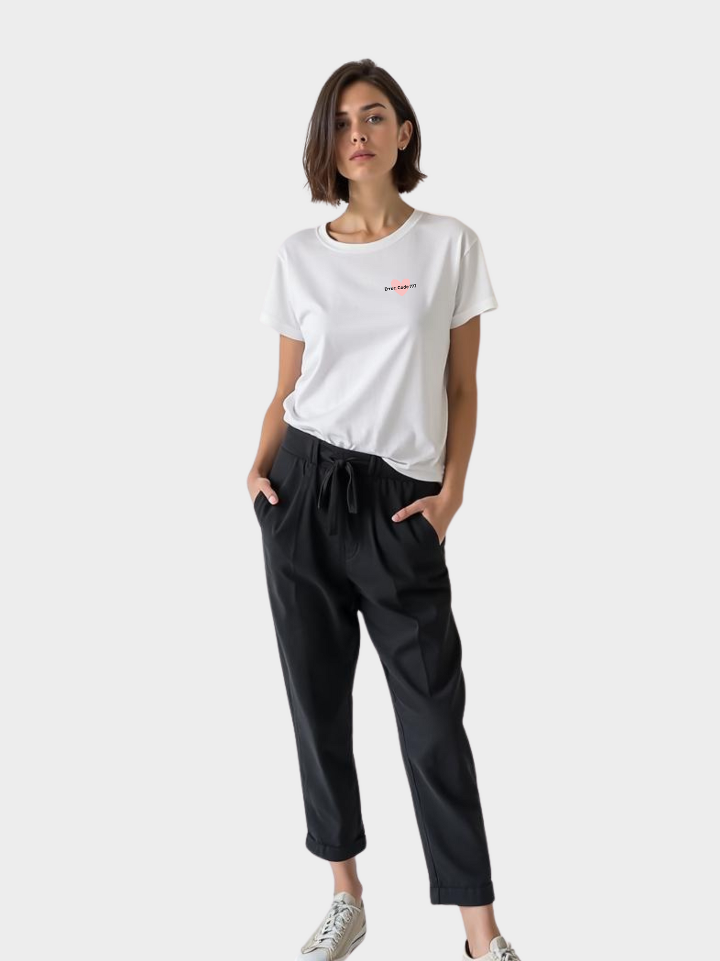 Vyfinity Edge of Time T-Shirt in Weiß, Vorderseite. Minimalistisches Brust-Design mit Herz und Text „Error: Code 777“. Getragen von Model im Streetwear Look, kombiniert mit schwarzer Hose und Sneakers.