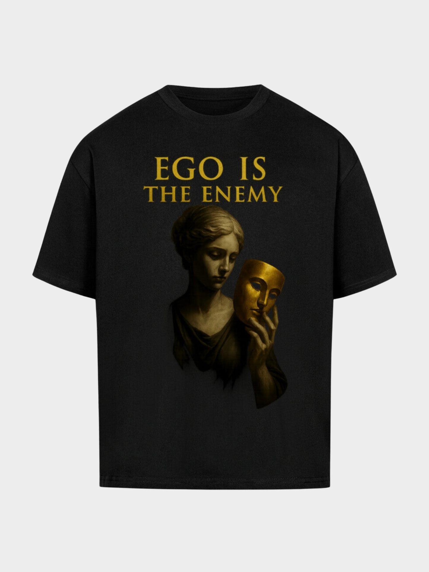 Schwarzes Oversize T-Shirt mit goldener Aufschrift „Ego is the Enemy“. Design zeigt eine antike Statue, die eine goldene Maske hält – symbolisch für Demut, Identität und den Kampf gegen das Ego. Streetwear mit starker künstlerischer Aussage.