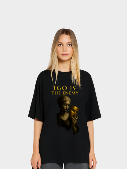 Schwarzes Vyfinity Oversize T-Shirt mit goldenem Aufdruck „EGO IS THE ENEMY“. Auf dem Design sieht man eine klassische Statue, die eine goldene Maske in der Hand hält. Ausdrucksstarkes Streetwear-Statement mit tiefsinniger Botschaft gegen Ego und Oberflächlichkeit.