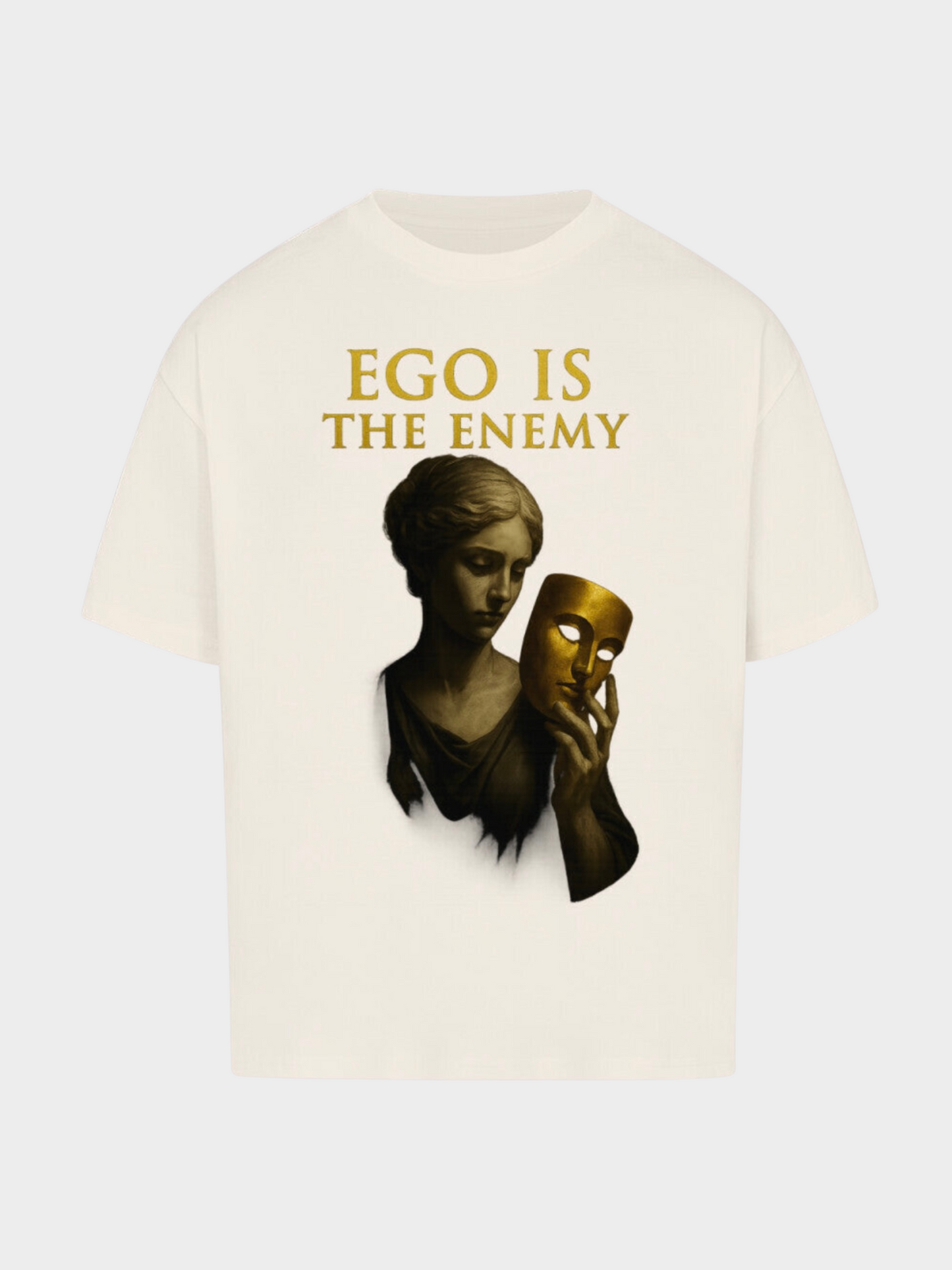 Offwhite Oversize T-Shirt mit goldenem Schriftzug „Ego is the Enemy“. Motiv: klassische Statue, die eine goldene Maske hält – Symbol für Demut, Wahrheit und Identität. Modernes Streetwear-Design mit künstlerischer Aussage.