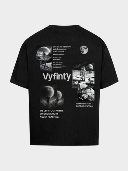 Schwarzes Oversize T-Shirt mit Vyfinity Backprint im Space-Exploration-Design. Astronauten, Planeten und Zitate als futuristischer Druck auf der Rückseite. Modernes Streetwear Shirt im urbanen Style für Fashion und Lifestyle.