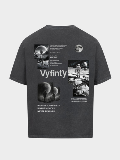 Vyfinity Oversize T-Shirt in Vintage Black mit großem Backprint. Astronauten-Motive, Planeten und futuristische Exploration-Grafiken kombiniert mit Vyfinity Logo. Urban Streetwear mit Space-Design für Fashion und Lifestyle.