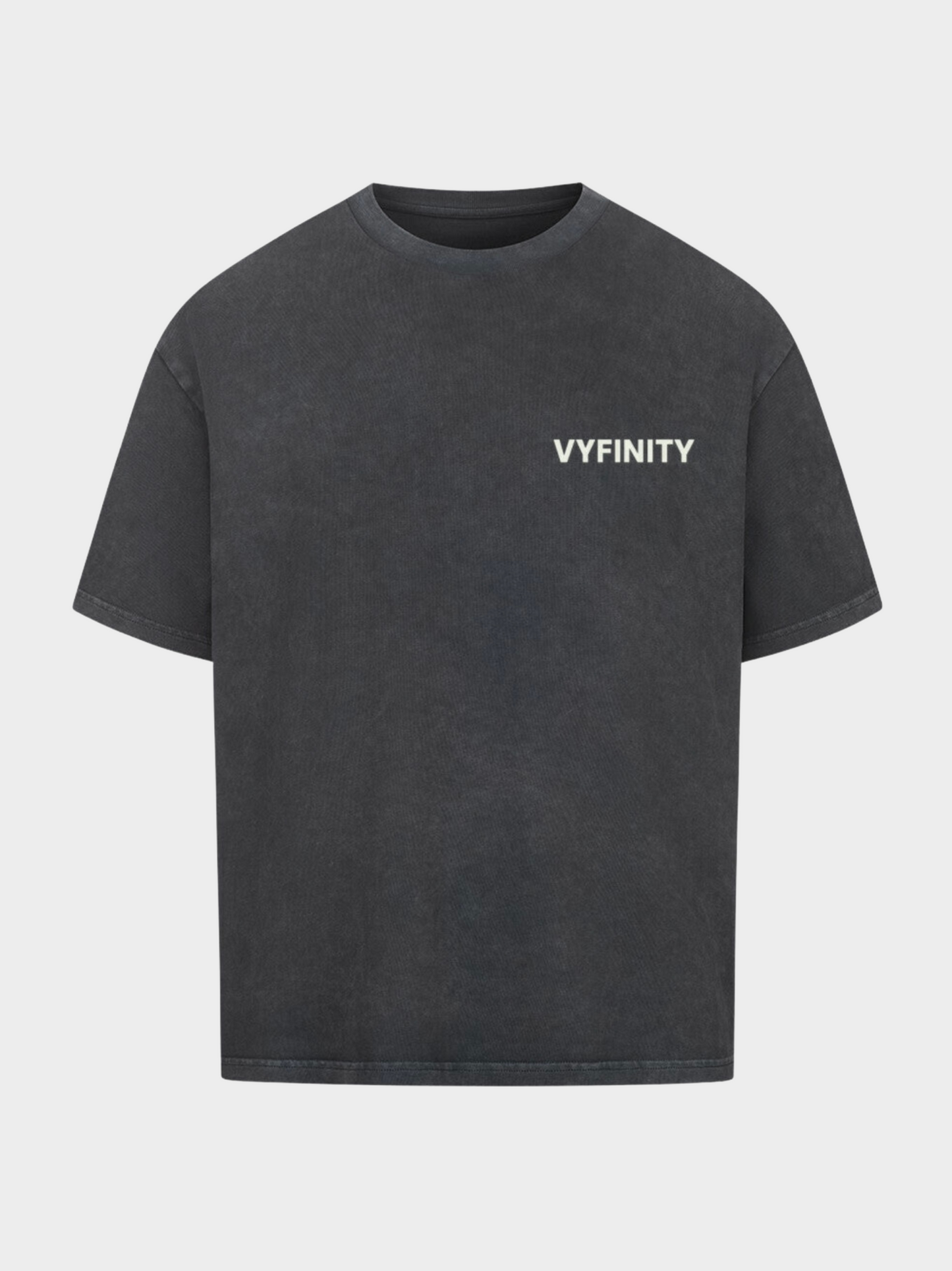 Vyfinity Oversize T-Shirt in Vintage Black mit dezentem Frontlogo. Minimalistisches Design mit Vyfinity Schriftzug auf der Brust. Hochwertiges Streetwear Shirt im urbanen Look für Fashion und Lifestyle.