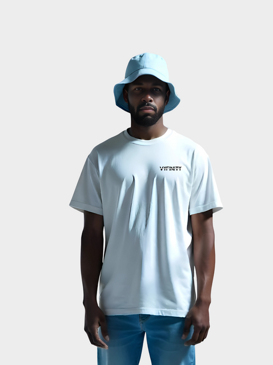 Vyfinity Oversize T-Shirt in Weiß mit kleinem schwarzen Brustlogo „VYFINITY“. Cleanes Design, kombiniert mit blauem Bucket Hat und Jeans, perfekt für minimalistischen Streetwear-Look.