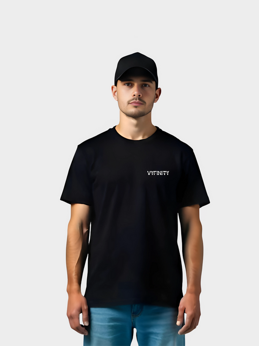 Vyfinity Oversize T-Shirt in Schwarz, Vorderseite mit kleinem weißen VYFINITY Logo auf der linken Brust. Minimalistischer Streetwear Look, modernes Urban Basic Shirt.