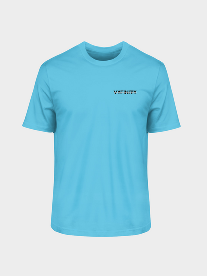 Vorderseite des Vyfinity Oversize T-Shirts in Hellblau mit kleinem schwarzen Logo-Print auf der Brust. Minimalistisches Design für modernen Streetwear-Look.