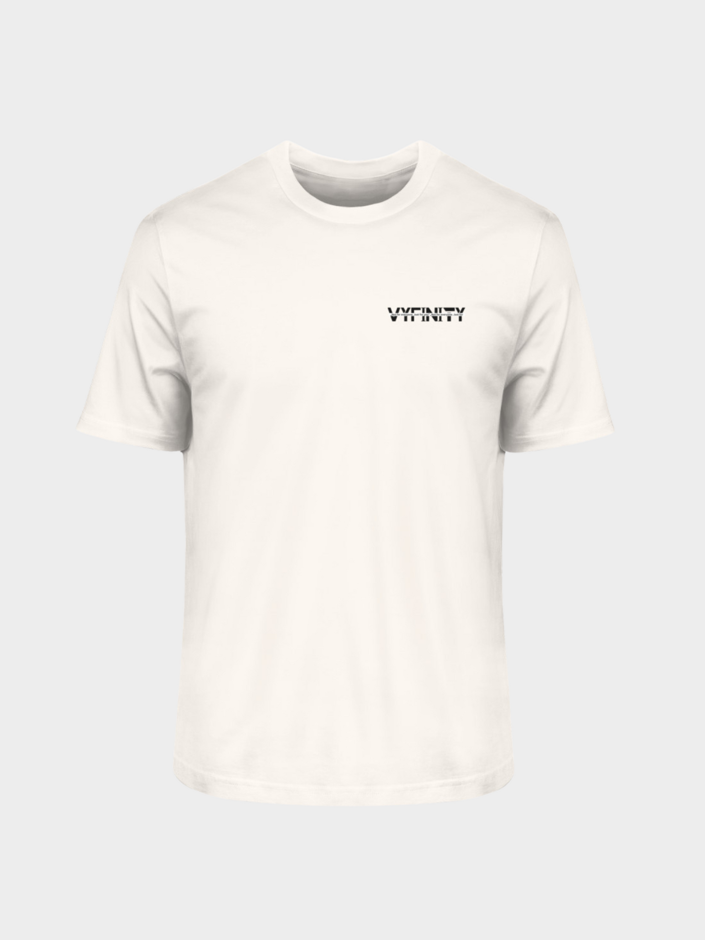 Vyfinity Oversize T-Shirt in Off-White, Vorderseite mit kleinem schwarzen Vyfinity Logo auf der Brust. Minimalistischer und moderner Streetwear Look.