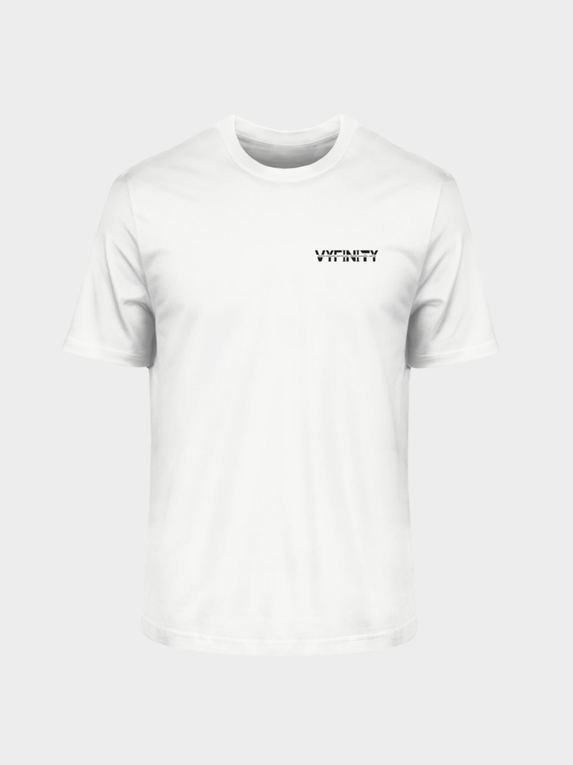 Vyfinity Oversize T-Shirt in Weiß, Vorderseite mit kleinem schwarzen Vyfinity Logo auf der linken Brust. Minimalistisches Streetwear Design.