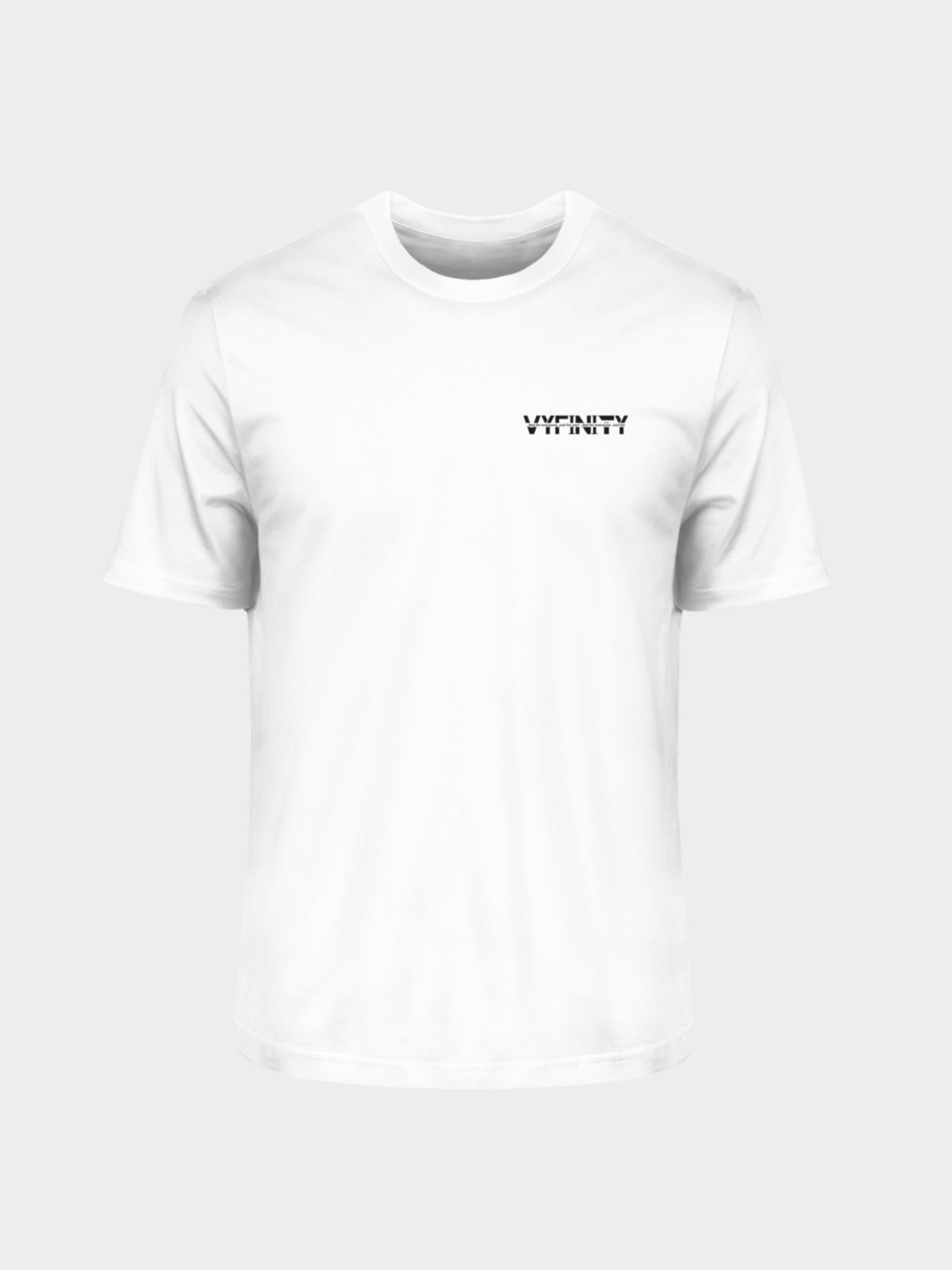 Vyfinity Oversize T-Shirt in Weiß mit kleinem schwarzen Logo auf der Brust. Minimalistisches Streetwear-Design, perfekt kombinierbar für Urban Fashion Styles.