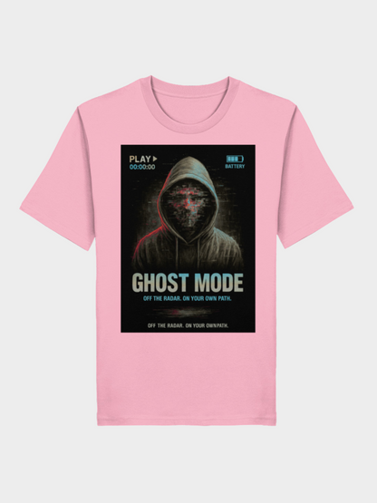 Vyfinity Ghost Mode T-Shirt in Rosa mit futuristischem Kapuzen-Glitch-Design. Statement-Print „Ghost Mode – Off the Radar. On Your Own Path.“ – Streetwear trifft Cyberpunk in Pastelloptik.