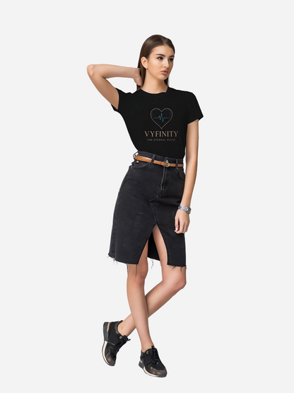 Vyfinity Damen T-Shirt in Schwarz mit Herz- und Puls-Logo – elegante Pose mit der Aufschrift „The Eternal Pulse“
