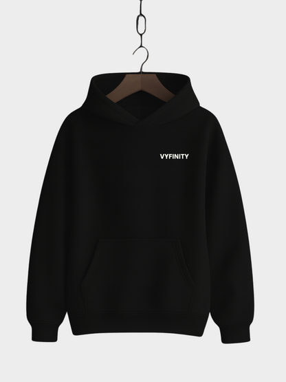 Schwarzer Vyfinity Hoodie mit minimalistischem Logo auf der Brust, gemütlicher Kängurutasche und Kapuze – Unisex Streetwear im Oversized-Look für Alltag und Freizeit