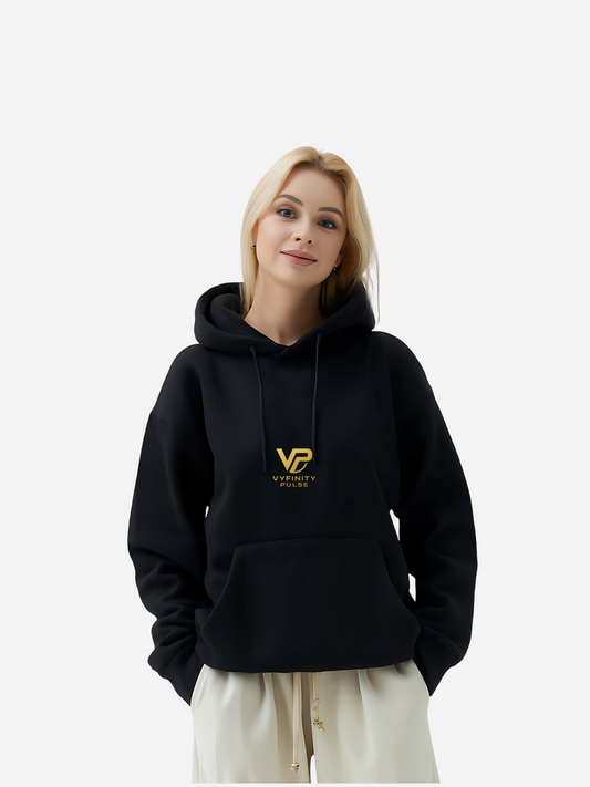 Vyfinity Hoodie in Schwarz mit goldenem VP-Logo auf der Brust – Minimalistischer Premium Unisex Kapuzenpullover für stilbewusste Streetwear-Fans
