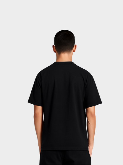 Schwarzes Oversize T-Shirt in Rückansicht. Klassischer Schnitt, hochwertiger Stoff und lockerer Sitz. Rückseite schlicht ohne Druck – ideal für minimalistischen Streetwear-Style und vielseitig kombinierbar.