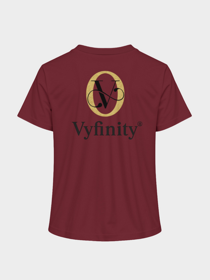 Vyfinity T-Shirt in Bordeaux mit edlem goldenen Emblem und großem Logo-Print auf der Rückseite. Klassisches Streetwear-Design mit Premium-Charakter.