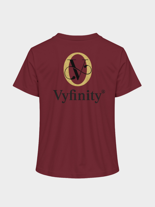 Vyfinity T-Shirt in Bordeaux mit edlem goldenen Emblem und großem Logo-Print auf der Rückseite. Klassisches Streetwear-Design mit Premium-Charakter.