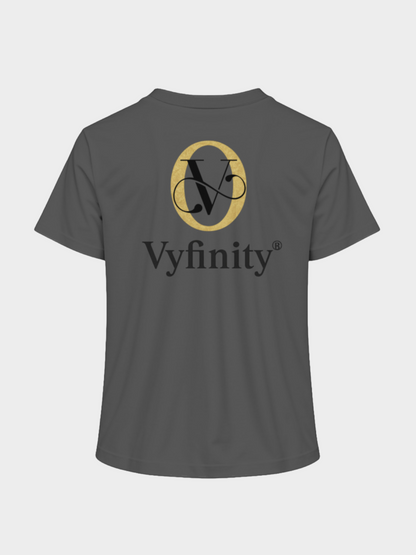 Vyfinity T-Shirt in Charcoal Grey mit großem gold-schwarzen Logo-Emblem und markantem Schriftzug auf der Rückseite. Premium Classic Edition.