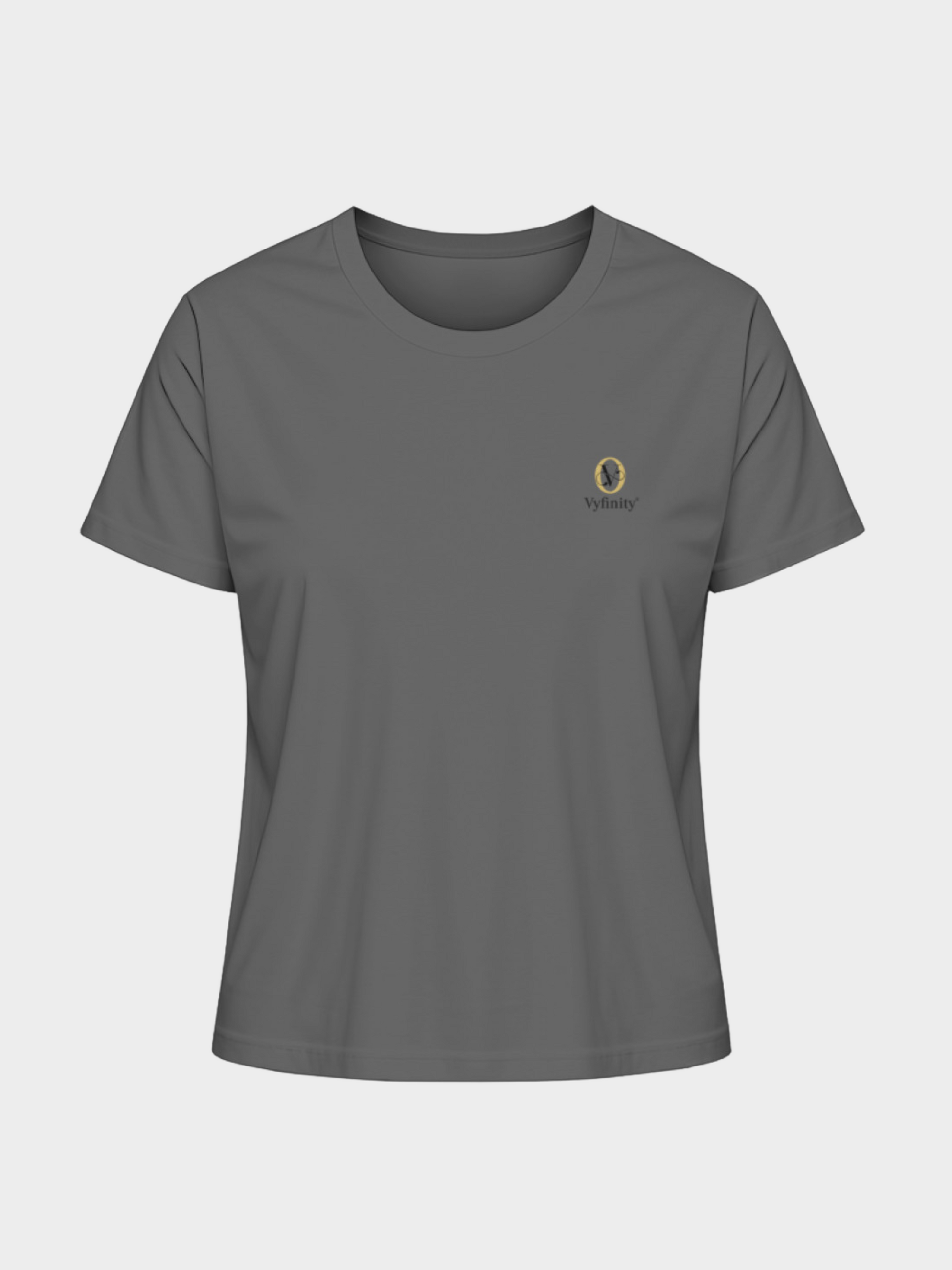 Vyfinity T-Shirt in Charcoal Grey mit kleinem gold-schwarzen Logo-Emblem auf der Brust. Schlichte Eleganz mit edlem Branding.