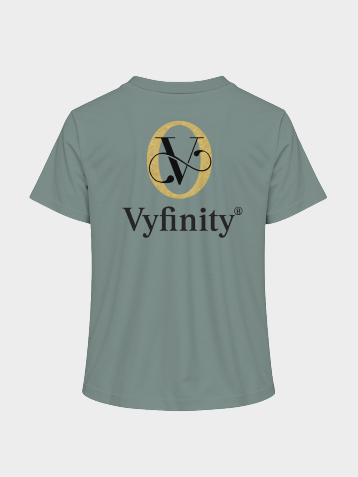 Vyfinity T-Shirt in Dusty Green mit großem gold-schwarzen Logo-Emblem und markantem Schriftzug auf der Rückseite. Elegante Classic Edition.