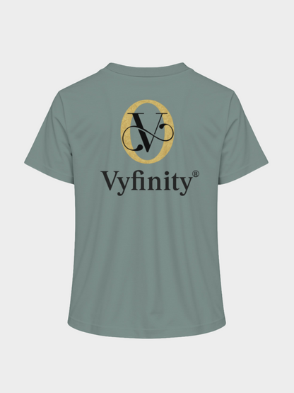 Vyfinity T-Shirt in Dusty Green mit großem gold-schwarzen Logo-Emblem und markantem Schriftzug auf der Rückseite. Elegante Classic Edition.