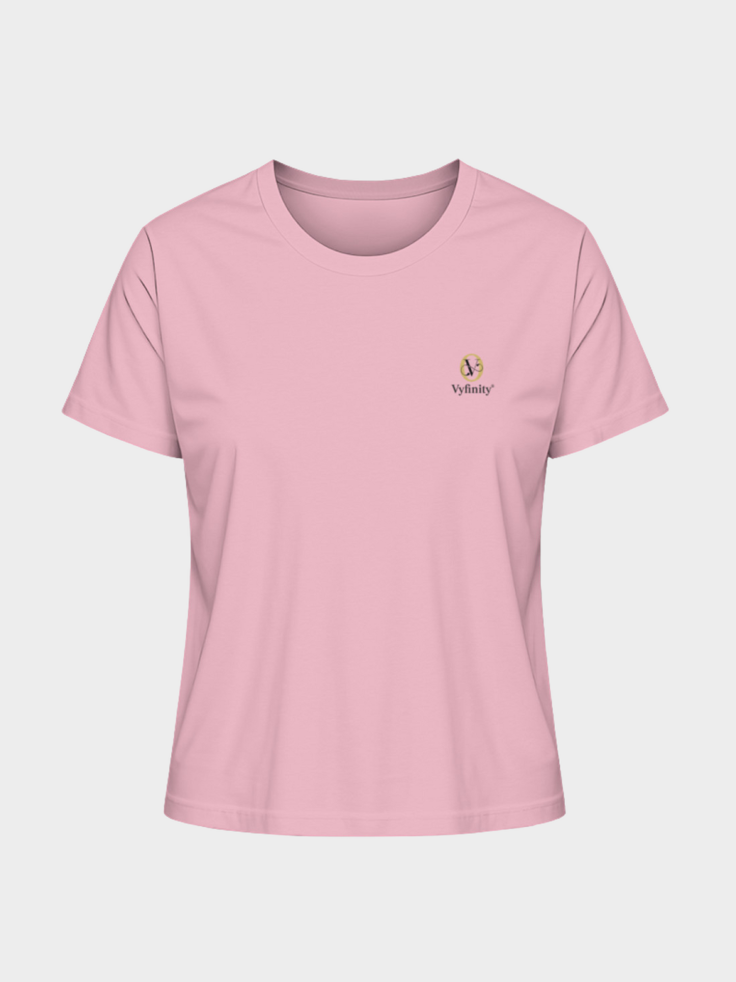 Vyfinity T-Shirt in zartem Rosa mit kleinem gold-schwarzen Logo-Emblem auf der Brust. Elegantes Streetwear-Design mit luxuriösem Akzent.