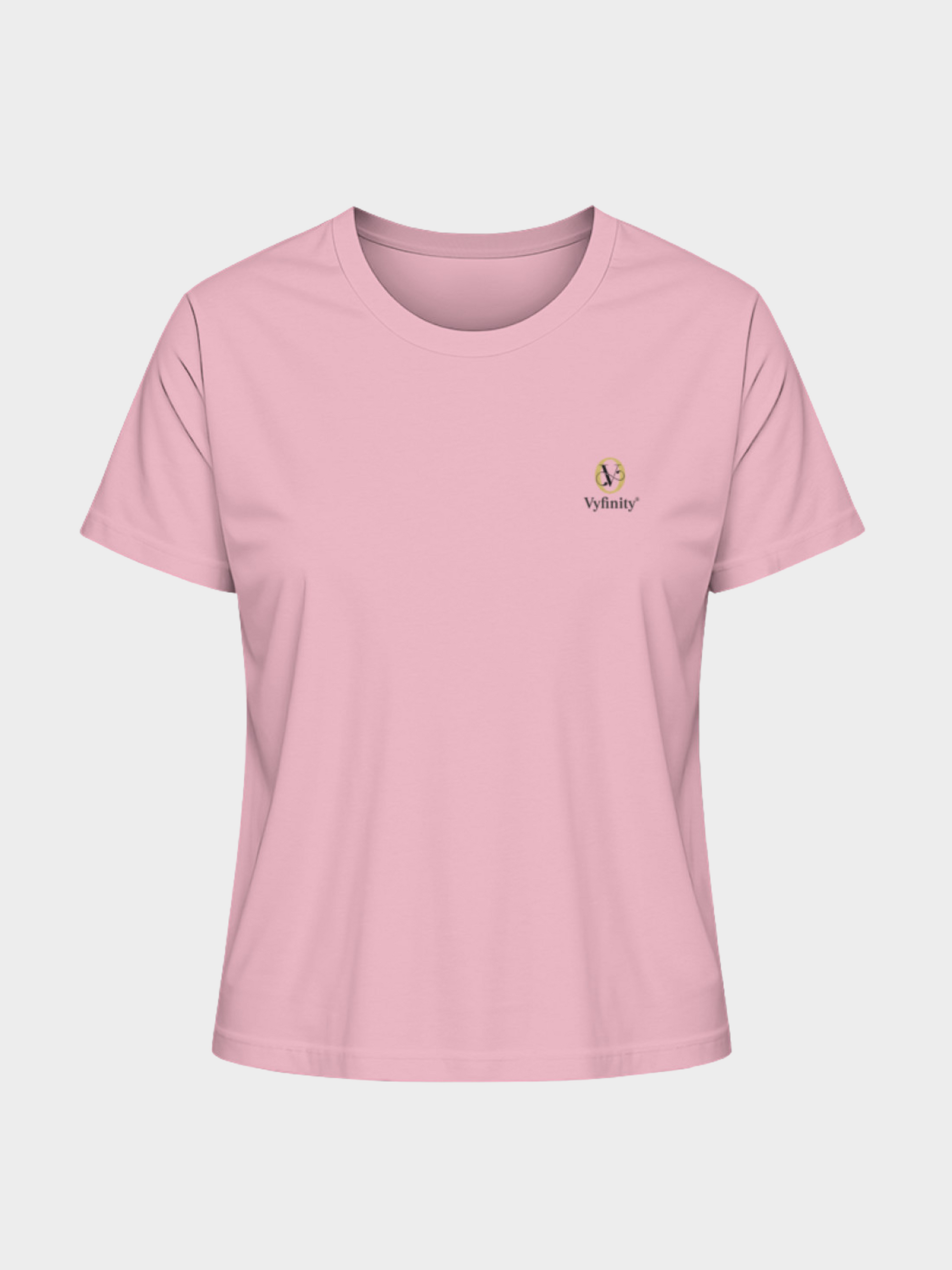 Vyfinity T-Shirt in zartem Rosa mit kleinem gold-schwarzen Logo-Emblem auf der Brust. Elegantes Streetwear-Design mit luxuriösem Akzent.