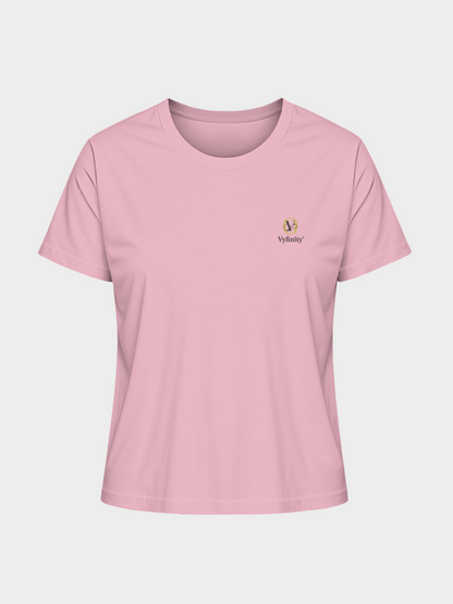 Vyfinity T-Shirt in zartem Rosa mit kleinem gold-schwarzen Logo-Emblem auf der Brust. Elegantes Streetwear-Design mit luxuriösem Akzent.