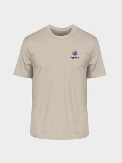 Vyfinity Logo T-Shirt in Beige, Vorderansicht als Produktfoto ohne Model. Minimalistisches Basic-Shirt mit kleinem Vyfinity Globus-Logo links auf der Brust. Schlichtes Streetwear Design in neutralem Sandton, ideal kombinierbar für Freizeit und Alltag.