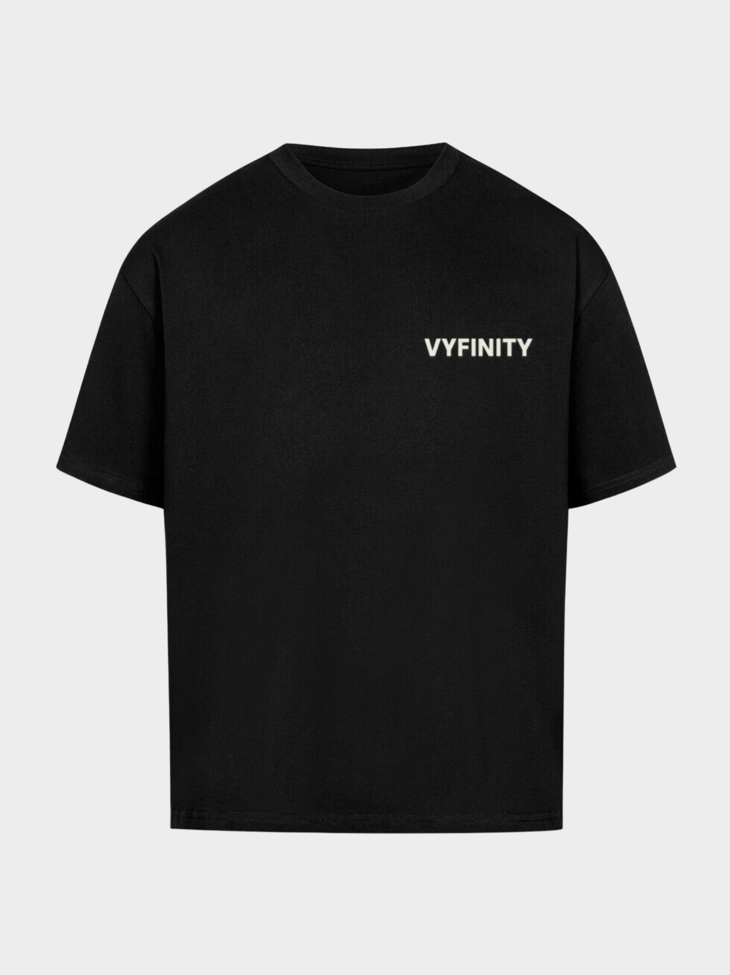 Schwarzes Oversize T-Shirt mit minimalistischem Vyfinity Logo auf der Brust. Schlichtes Streetwear Shirt aus hochwertiger Baumwolle, modernes Design für Alltag und Freizeit. Perfekt kombinierbar im Urban Style.