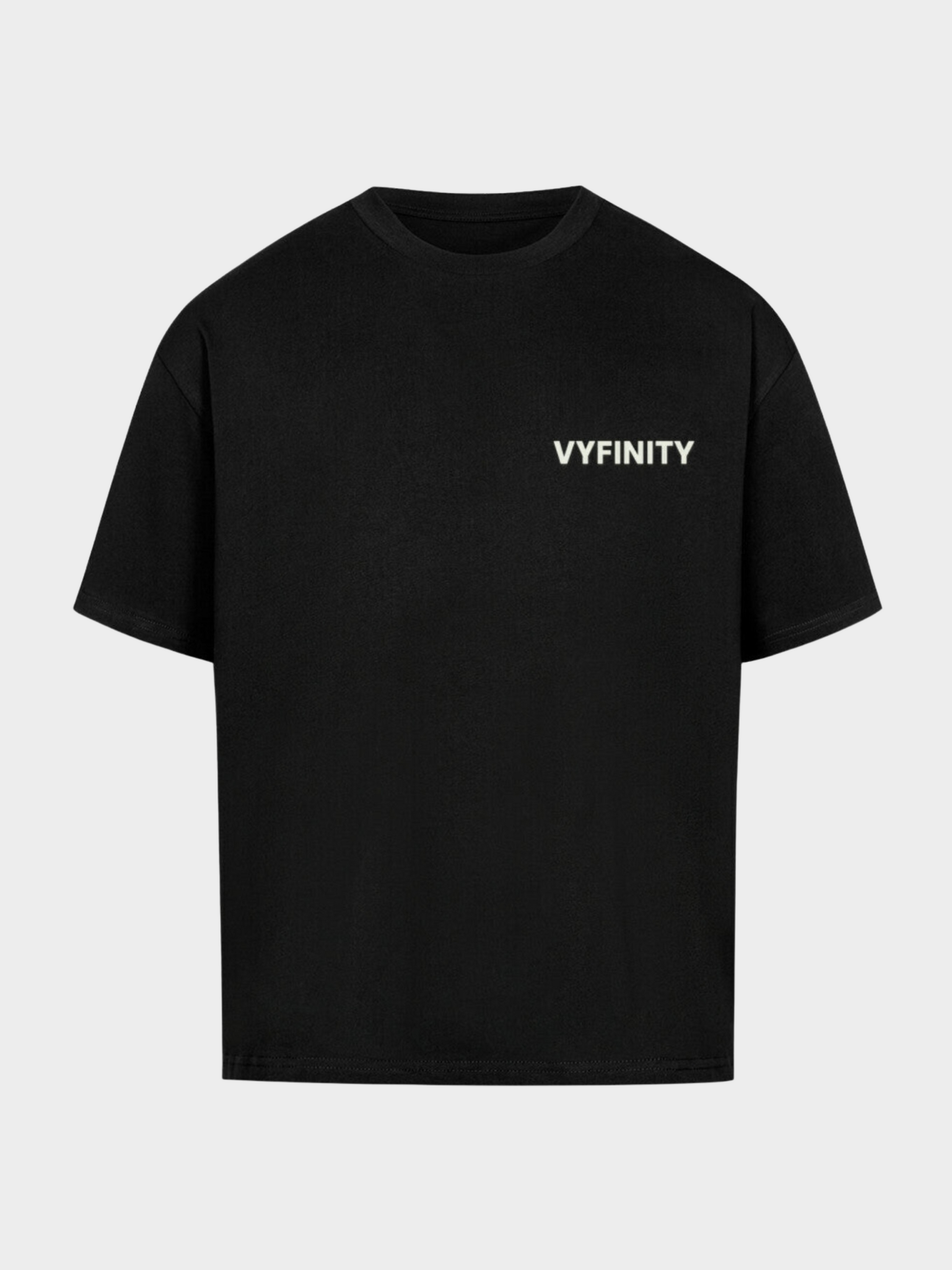 Schwarzes Oversize T-Shirt mit minimalistischem Vyfinity Logo auf der Brust. Schlichtes Streetwear Shirt aus hochwertiger Baumwolle, modernes Design für Alltag und Freizeit. Perfekt kombinierbar im Urban Style.