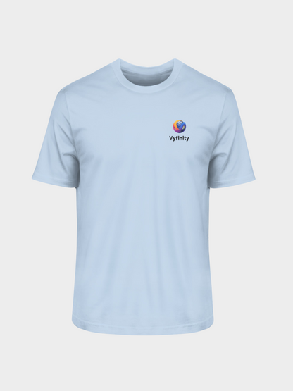 Vyfinity Logo T-Shirt in Hellblau, Vorderansicht als Produktfoto ohne Model. Minimalistisches Basic-Shirt mit Vyfinity Globus-Logo auf der linken Brust. Moderner Allrounder für Freizeit, Streetwear und Alltag mit stilvollem Branding.