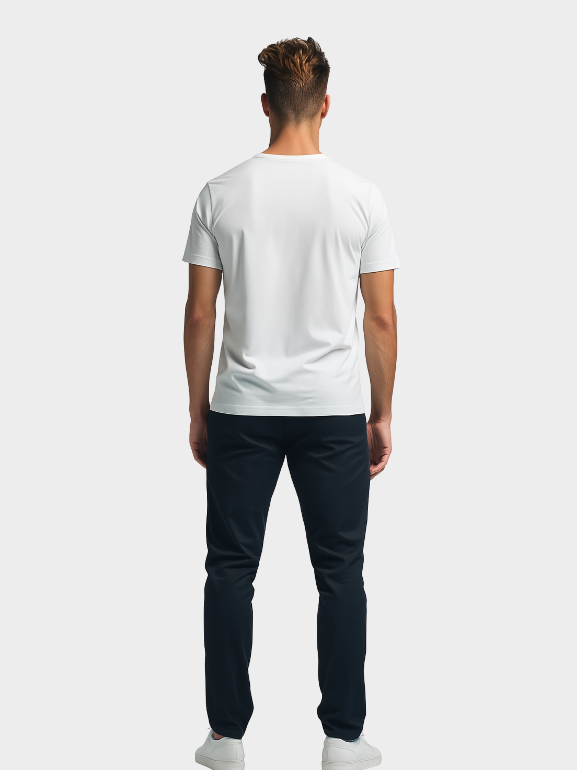 Vyfinity Logo T-Shirt in Weiß, Rückansicht am männlichen Model in kompletter Körperansicht. Klassisches Basic-Shirt aus Baumwolle, schlichtes Rückendesign ohne Aufdruck, kombiniert mit dunkler Hose und weißen Sneakern. Ideal für minimalistische Streetwear und Freizeitlooks.
