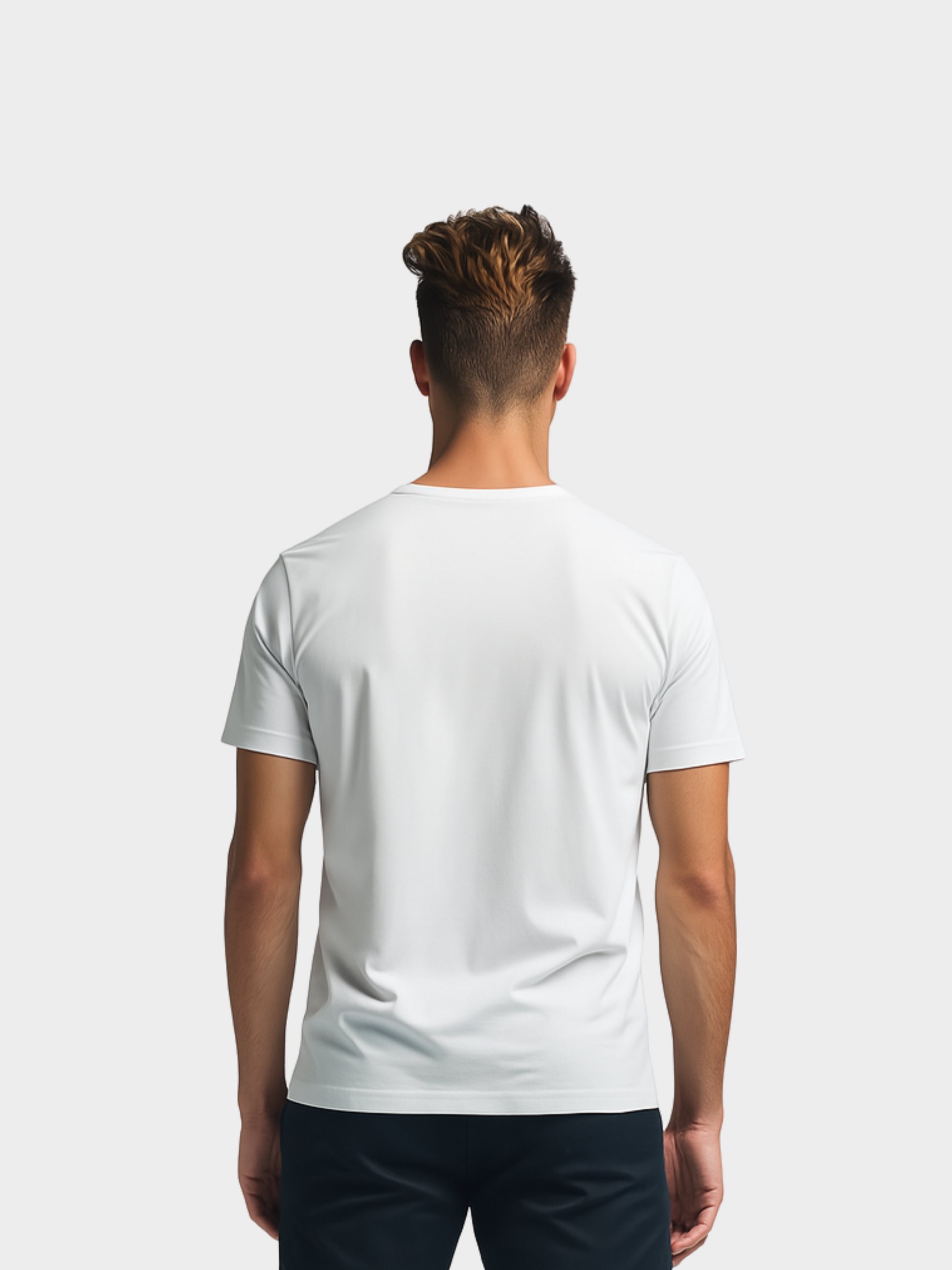 Vyfinity Logo T-Shirt in Weiß, Rückansicht am männlichen Model. Schlichtes Basic-Shirt aus weicher Baumwolle mit cleanem Rücken. Ideal für Streetwear, Freizeit oder minimalistisches Styling.