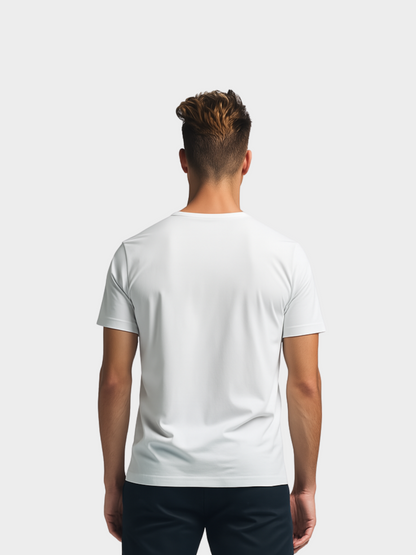 Vyfinity Logo T-Shirt in Weiß, Rückansicht am männlichen Model. Schlichtes Basic-Shirt aus weicher Baumwolle mit cleanem Rücken. Ideal für Streetwear, Freizeit oder minimalistisches Styling.