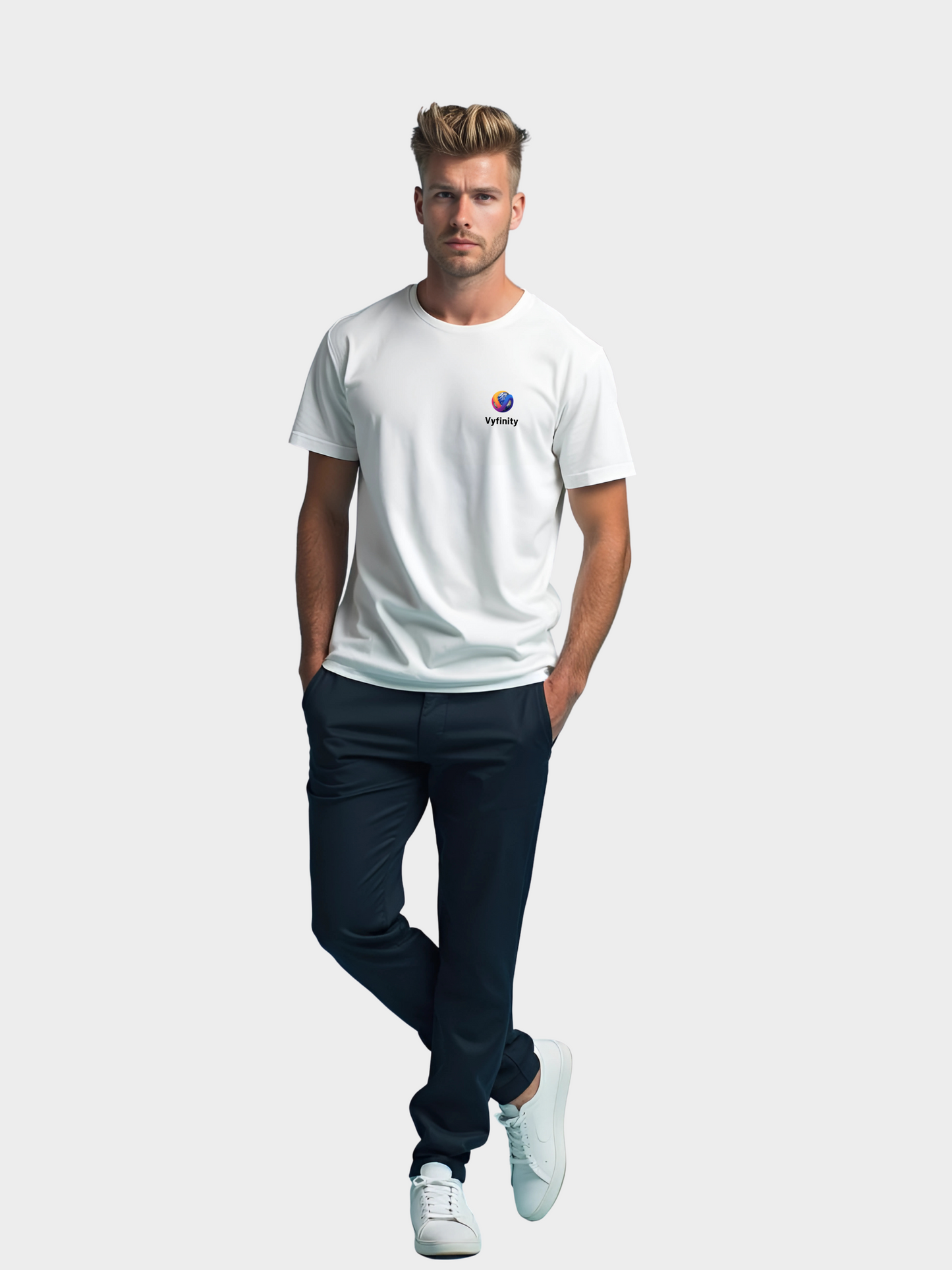 Vyfinity Logo T-Shirt in Weiß, Frontansicht am männlichen Model in kompletter Körperansicht. Minimalistisches Basic-Shirt aus Baumwolle mit farbigem Vyfinity Logo auf der Brust, kombiniert mit dunkler Hose und Sneakern. Perfekt für Streetwear und Casual Looks.