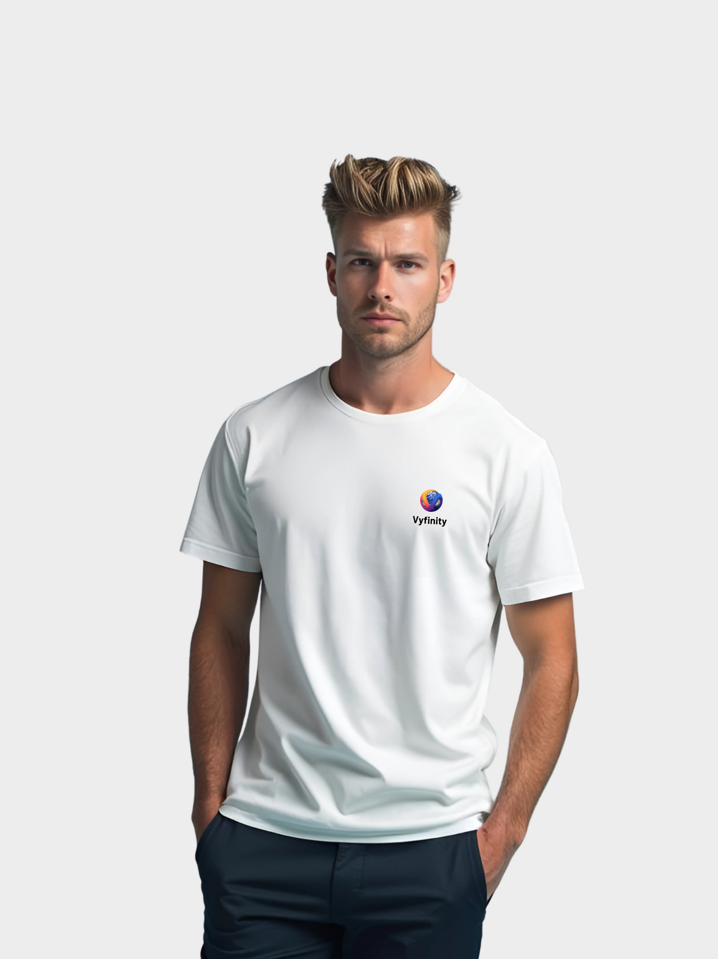 Vyfinity Logo T-Shirt in Weiß, getragen von einem männlichen Model, Frontansicht. Schlichtes Design mit farbigem Vyfinity-Globus-Logo und Schriftzug auf der linken Brust. Minimalistisch, modern und vielseitig kombinierbar für Freizeit und Streetwear.