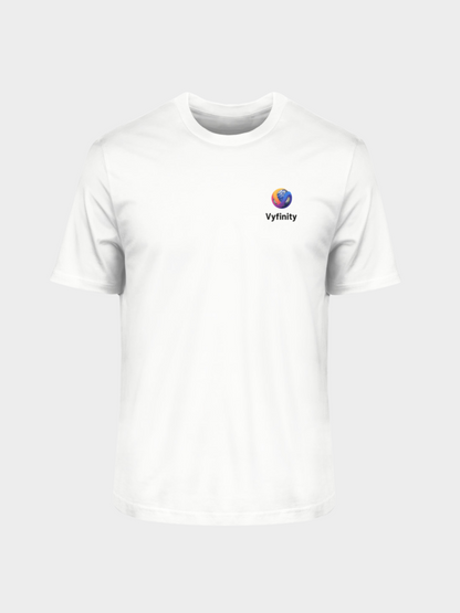 Vyfinity Logo T-Shirt in klassischem Weiß, Vorderansicht als Produktfoto ohne Model. Minimalistisches Basic-Shirt mit Vyfinity Globus-Logo auf der linken Brust. Moderner Allrounder für Streetwear, Freizeit und Alltag mit stilvollem Branding.