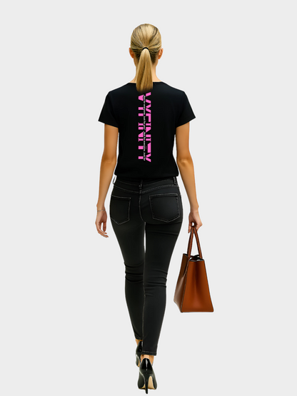 Vyfinity Logo T-Shirt in Schwarz mit vertikalem pinkem Rückenprint „Vyfinity“ und Schriftzug „Not for everyone. Just for you.“. Getragen von einem Model im modernen Streetwear-Look mit schwarzer Jeans und brauner Handtasche.