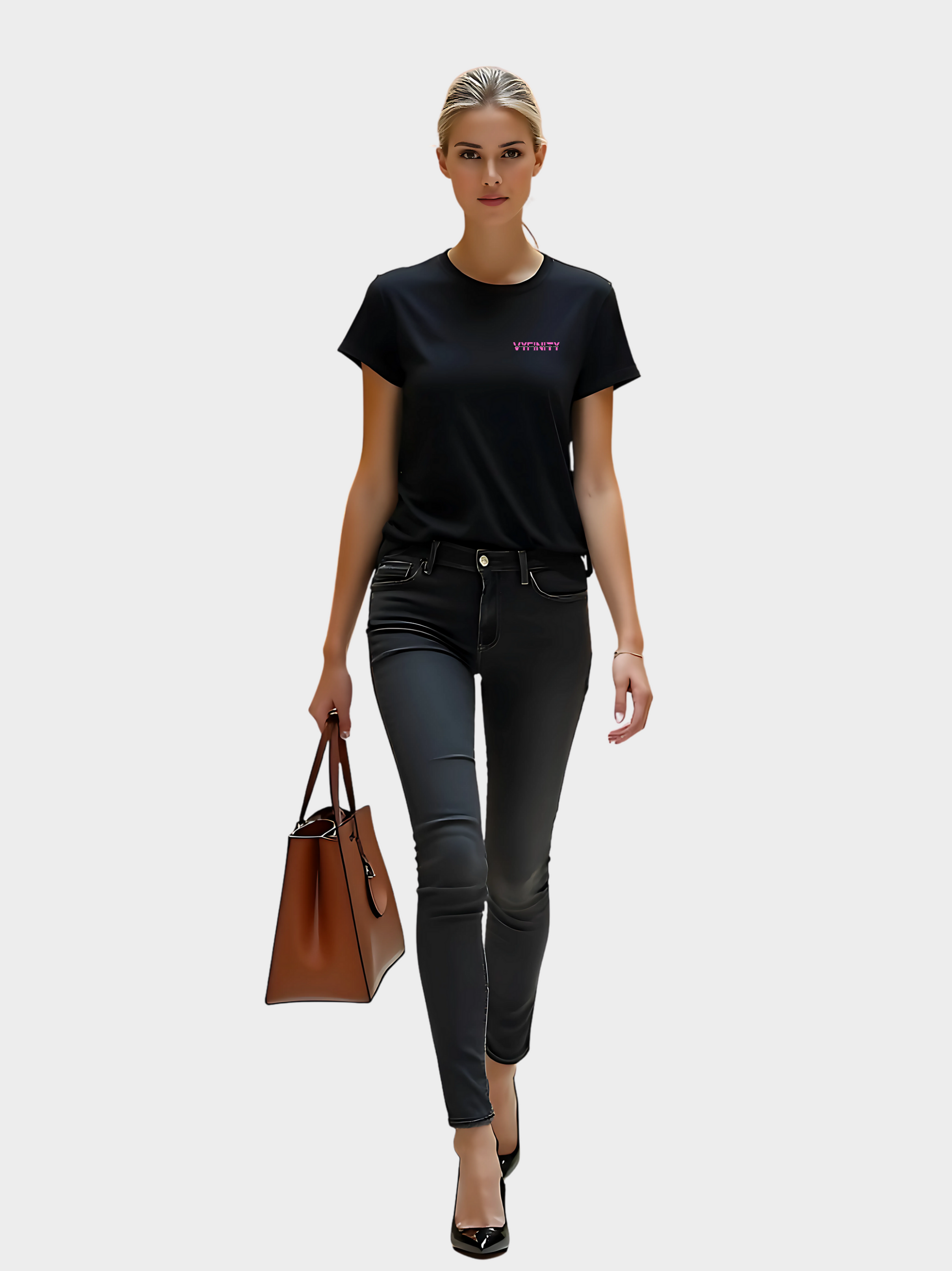Vyfinity Logo T-Shirt in Schwarz mit pinkem Brustprint „Vyfinity“. Getragen von einem Model im modernen Streetwear-Look mit schwarzer Jeans und brauner Handtasche.
