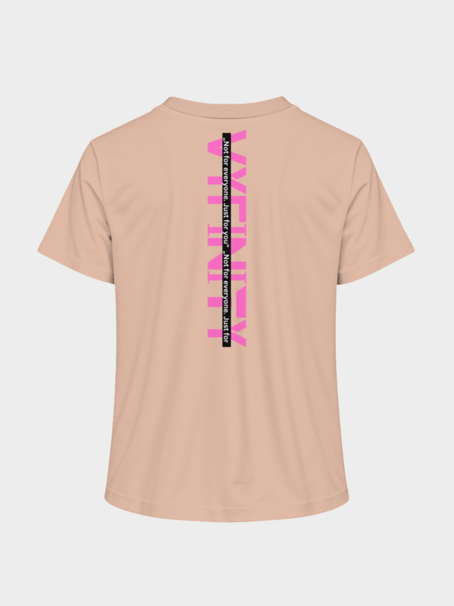 Vyfinity Logo T-Shirt in Beige mit großem vertikalen Rückendruck in Pink und schwarzem Schriftzug "Not for everyone. Just for you." Moderner Streetwear-Look.