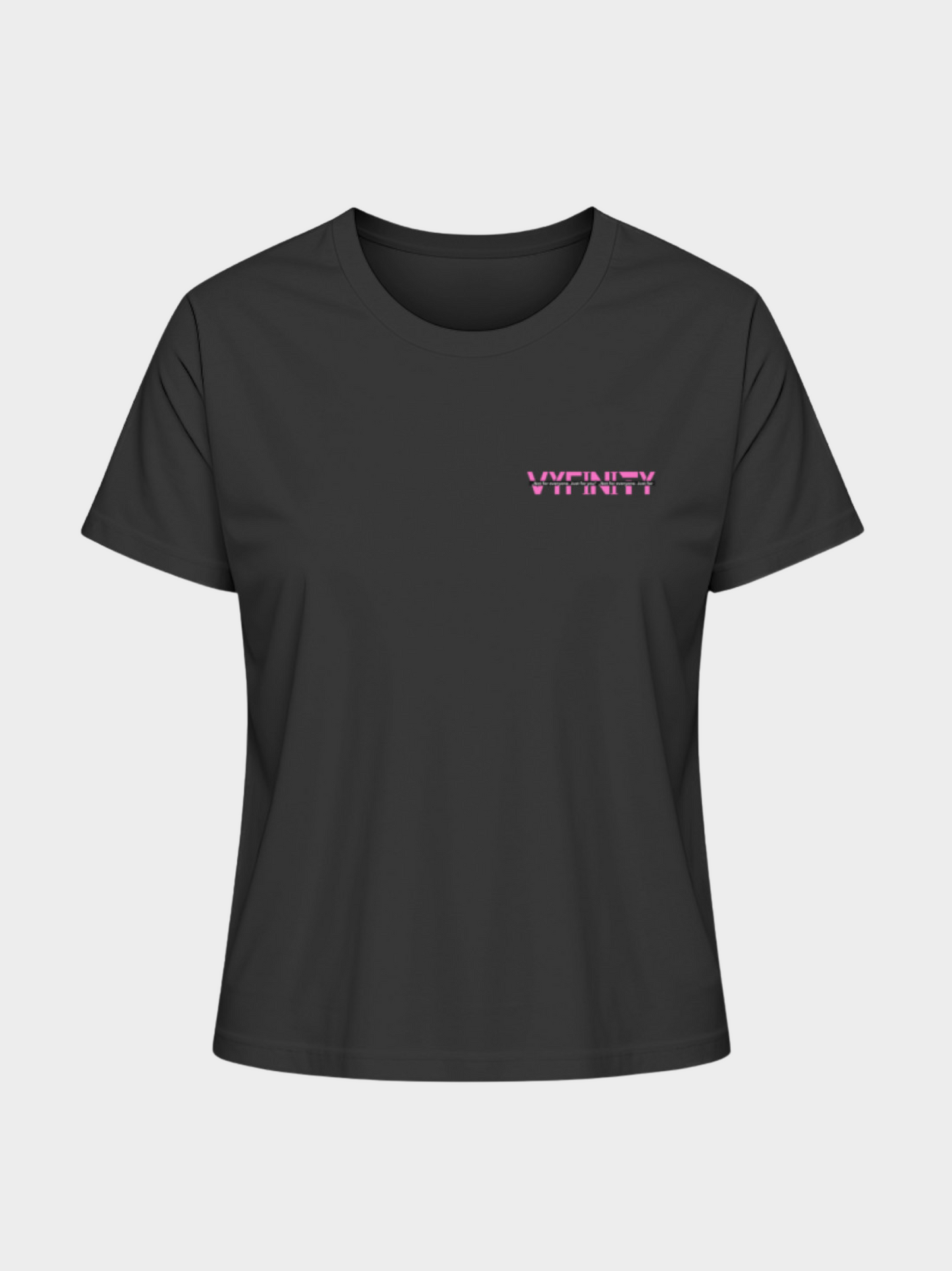 Vyfinity Logo T-Shirt in Schwarz mit kleinem pinken Brustlogo im Glitch-Design. Moderner Streetwear-Look, minimalistisch und stylisch.