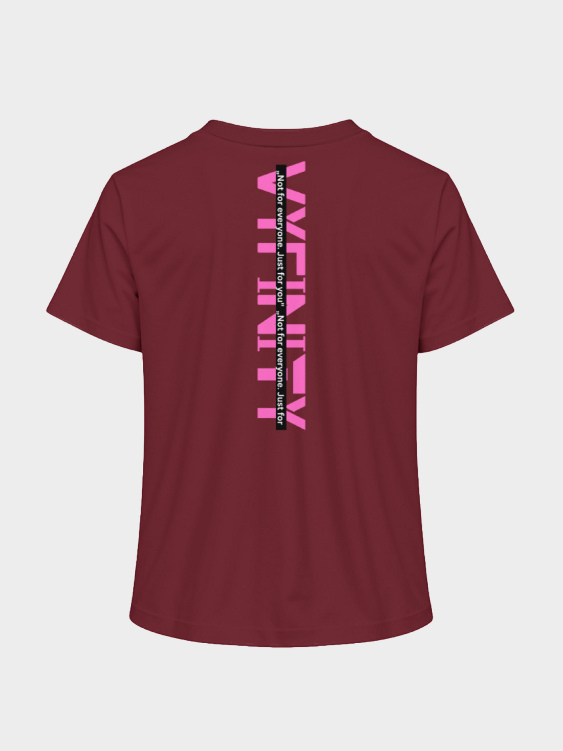 Vyfinity Logo T-Shirt in Bordeauxrot mit großem vertikalen Backprint in Pink und schwarzem Textstreifen. Moderner Streetwear-Style.