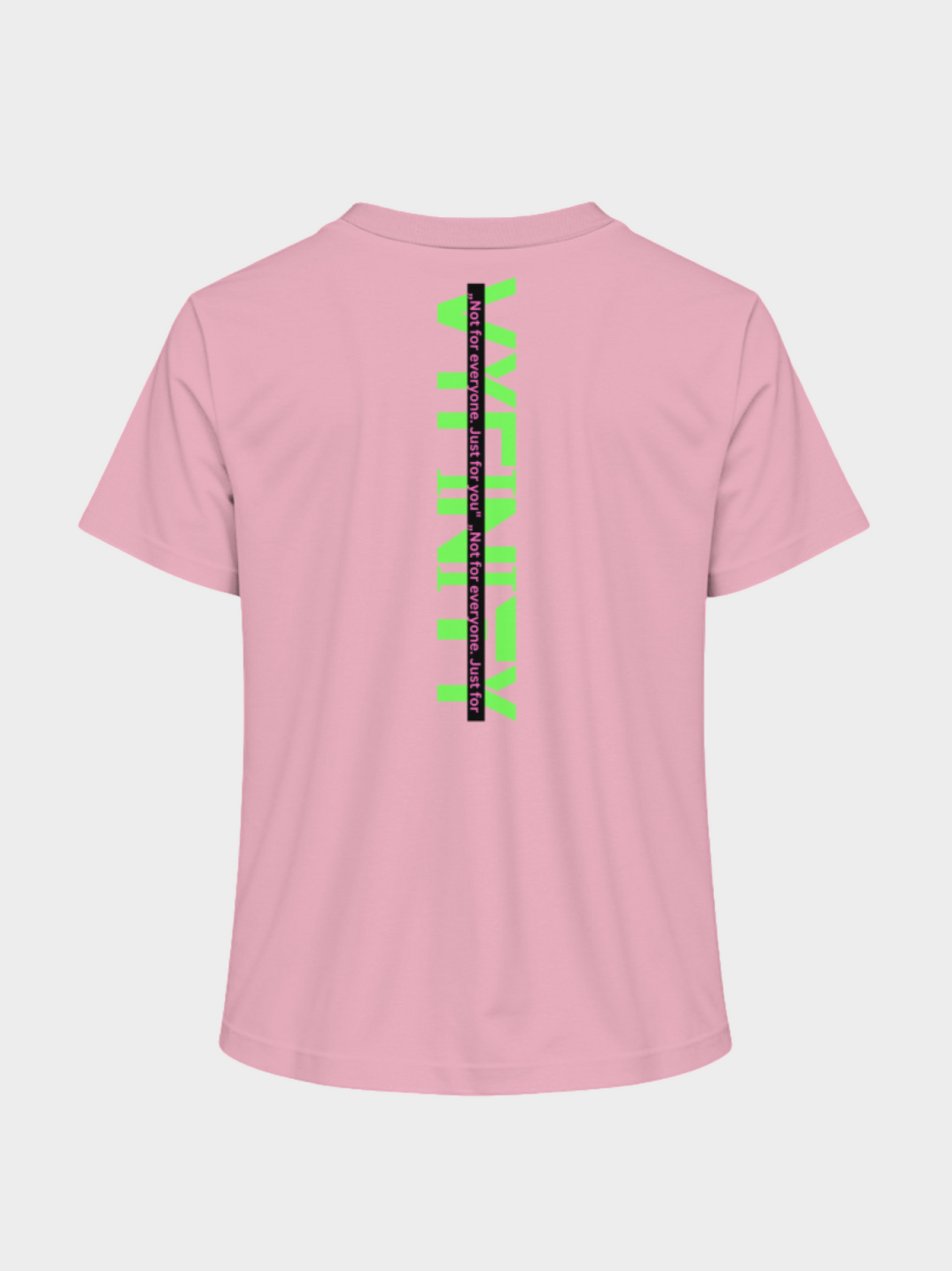 Vyfinity Logo T-Shirt in Rosa, Rückansicht. Auf dem Rücken befindet sich ein vertikal verlaufendes Vyfinity-Logo in Neon-Grün mit schwarzem Balken und dem Slogan „Not for everyone. Just for you.“. Modernes Streetwear-Design.