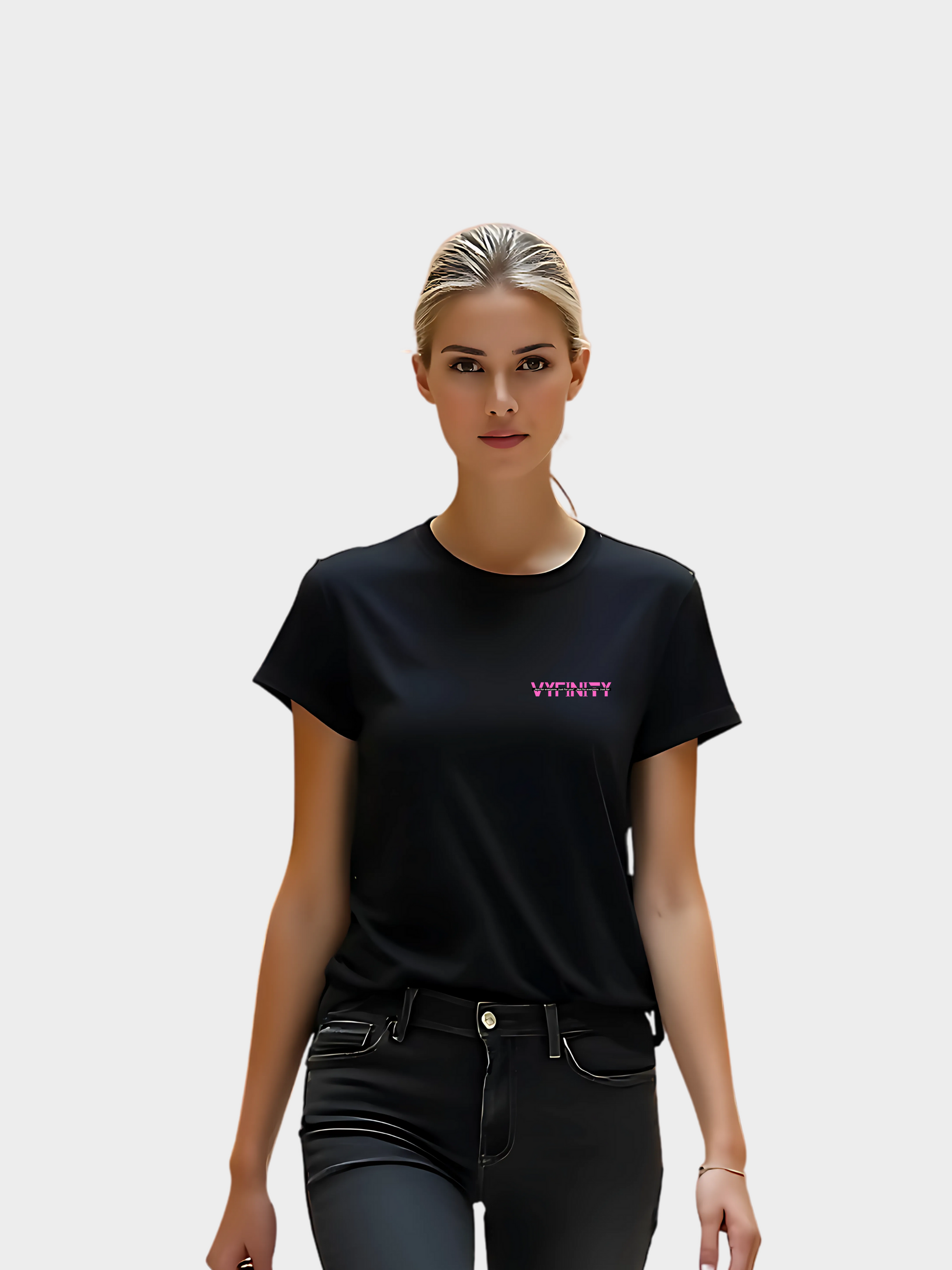 Vyfinity Logo T-Shirt in Schwarz mit pinkem Glitch-Schriftzug, getragen von einem Model in moderner Streetwear-Optik. Minimalistischer Look, perfekte Kombination aus Eleganz und urbanem Style.
