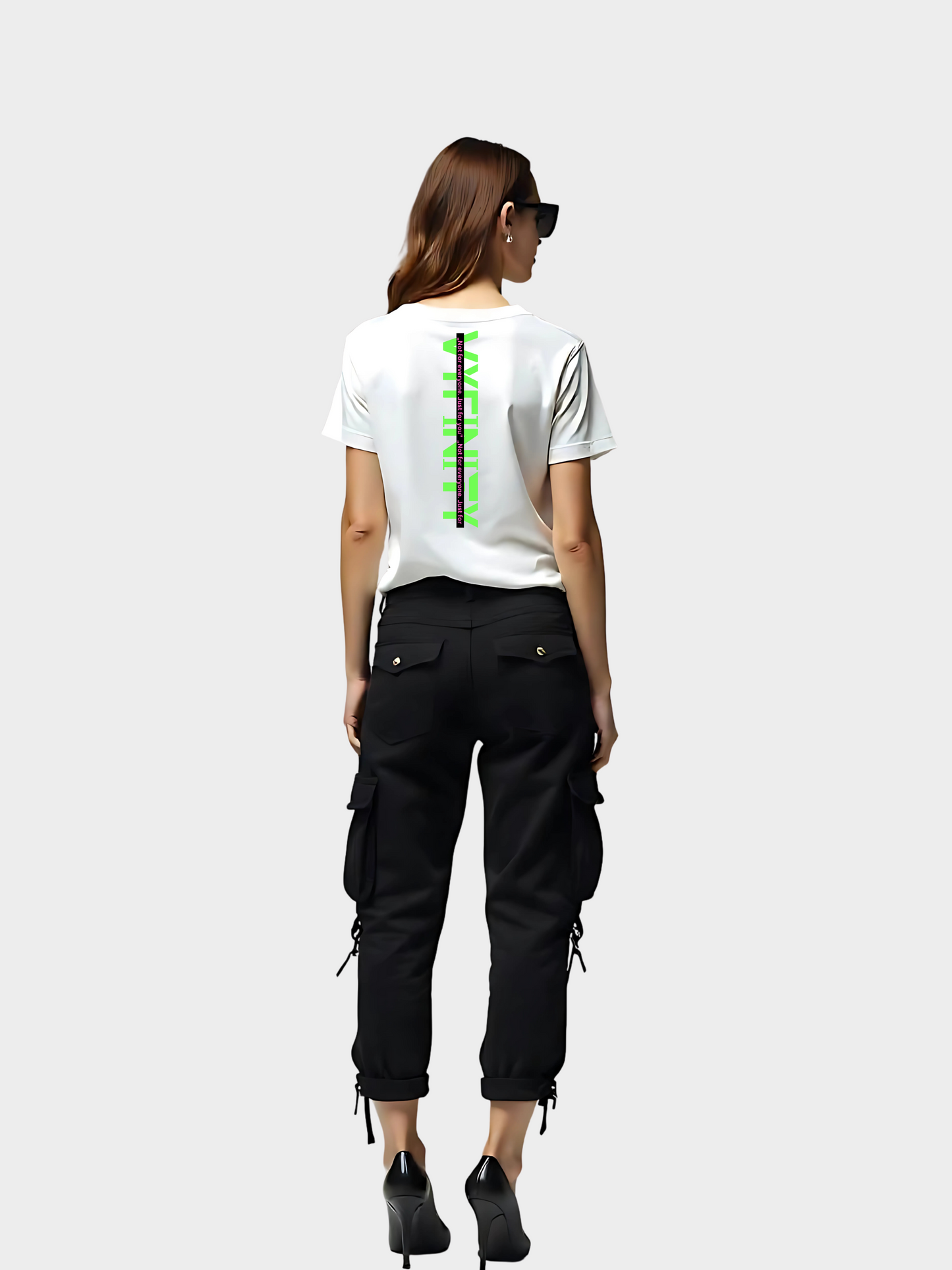 Vyfinity Logo T-Shirt in Weiß, Rückansicht getragen von einem Model. Vertikales Neon-Grün-Logo mit schwarzem Balken-Element mittig am Rücken. Kombiniert mit schwarzen Cargo Pants und High Heels – moderner Streetwear-Look mit Statement-Backprint.