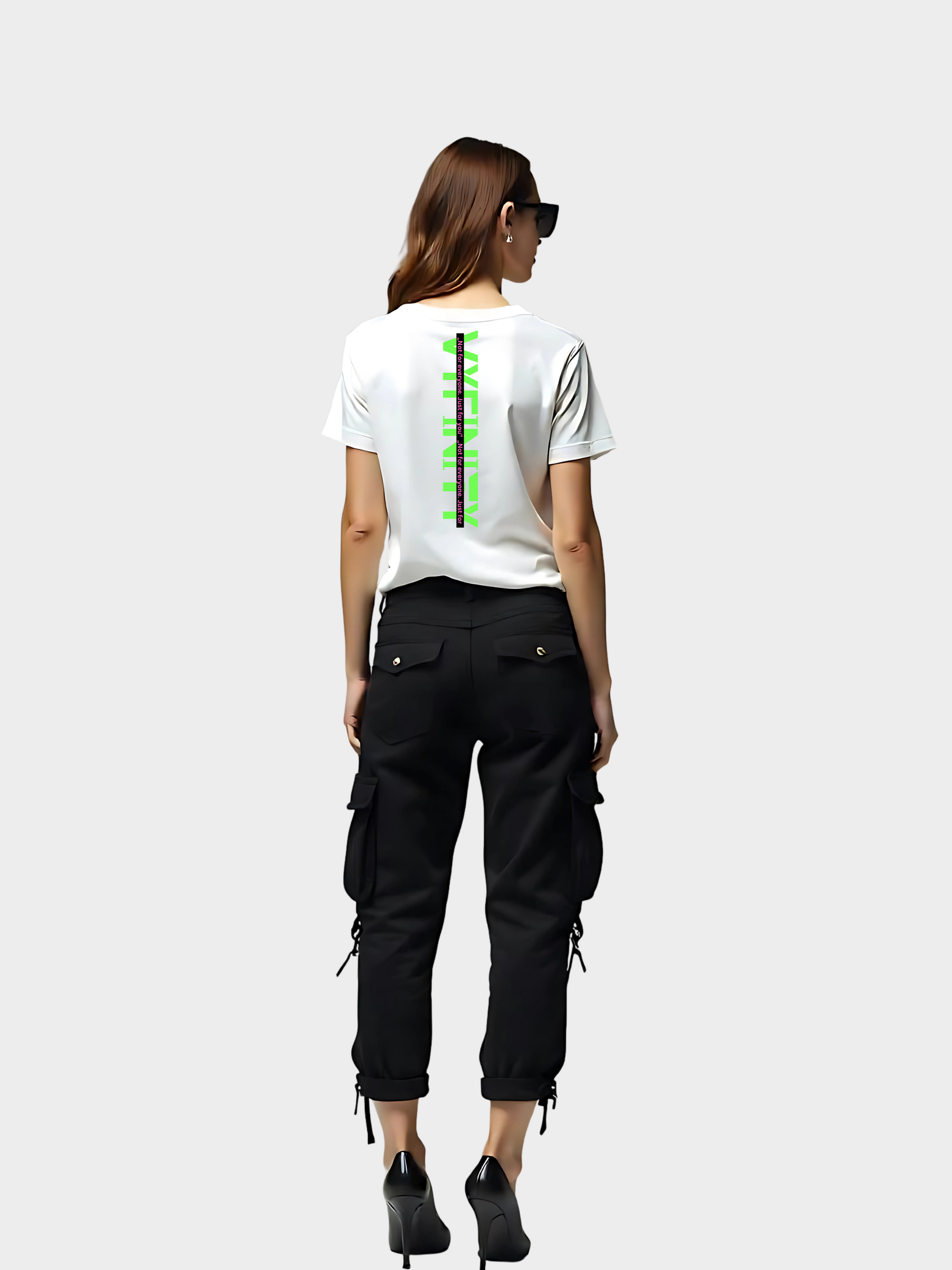 Vyfinity Logo T-Shirt in Weiß, Rückansicht getragen von einem Model. Vertikales Neon-Grün-Logo mit schwarzem Balken-Element mittig am Rücken. Kombiniert mit schwarzen Cargo Pants und High Heels – moderner Streetwear-Look mit Statement-Backprint.
