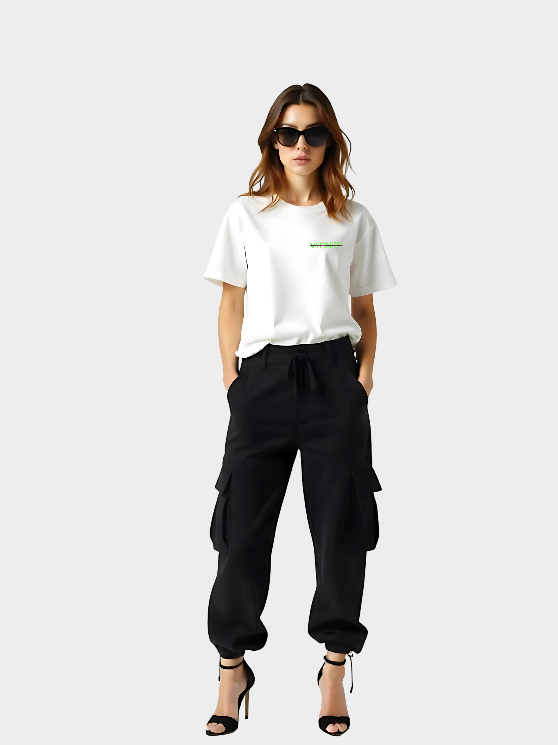 Vyfinity Logo T-Shirt in Weiß, Frontansicht getragen von einem Model. Dezentes Brustlogo in Neon-Grün mit schwarzem Balken-Element auf der linken Brust. Kombiniert mit schwarzen Cargo Pants und High Heels für einen modernen Streetwear-Look.