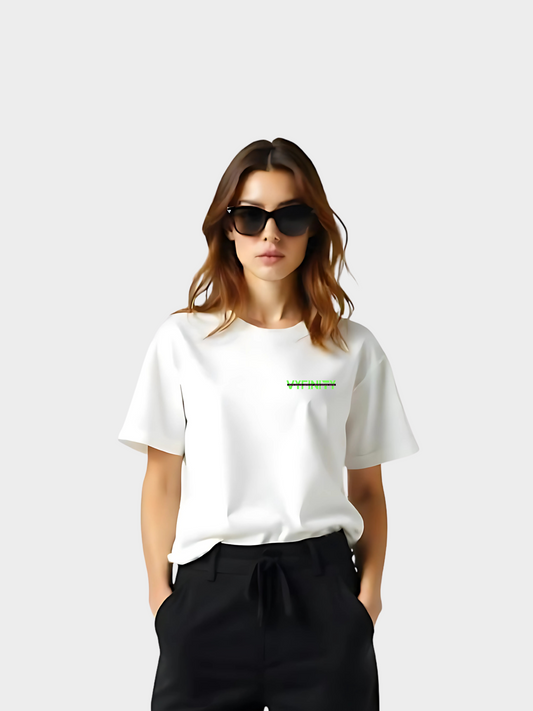 Vyfinity Logo T-Shirt in Weiß, getragen von einem Model. Minimalistisches Streetwear-Shirt mit grün-schwarzem Vyfinity Schriftzug auf der Brust. Lockerer Schnitt, kombiniert mit schwarzer Hose und Sonnenbrille – cleanes Urban-Outfit.