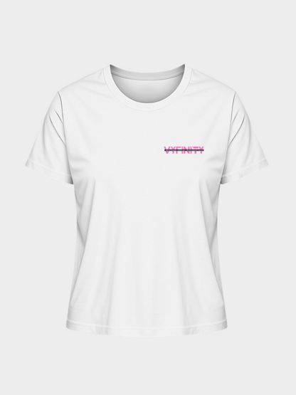 Vyfinity Logo T-Shirt in Weiß mit kleinem pinkem Brustprint im Glitch-Style. Minimalistisches Streetwear Design für Damen im modernen Fit.